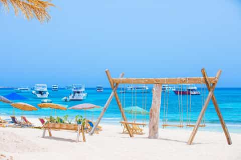 Hurghada: White Island Speedboat, Snorkeling & Fruits