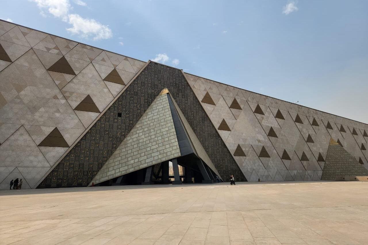 Private Pyramids & GEM Tour with Local Breakfast (Foul & Falafel)
