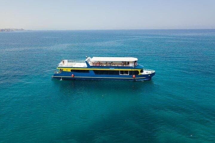 Hurghada:Catamaran Conquest 2-Hour Semi-Submarine and Snorkeling