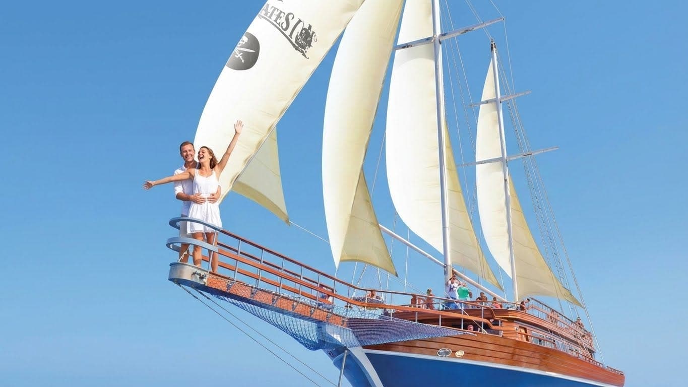 Hurghada, Pirate Yacht and Submarine Combo Visit from Luxor with Lunch