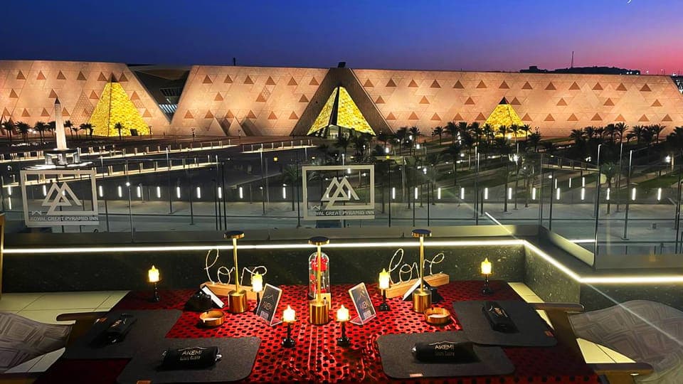 Cairo: Dinner with Grand Egyptian Museum & Pyramids Views