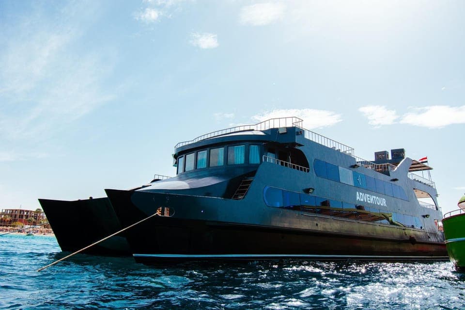 Hurghada: Luxury Catamaran Late-Start with Island & Sunset
