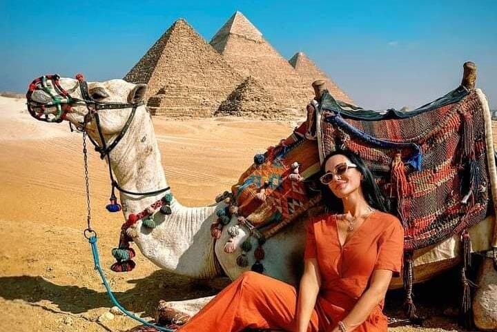 Private Full-Day Tour to Pyramids of Giza, Sakkara, and Memphis with Lunch