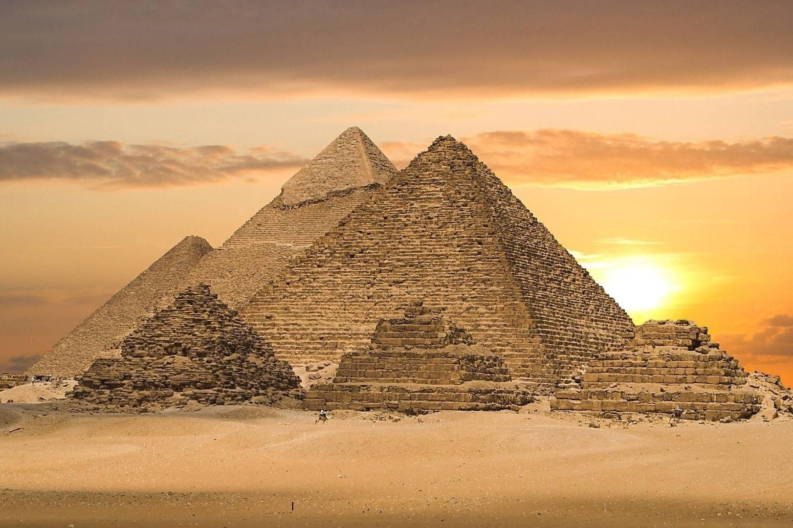 2-Day Cairo Private Tour: National Museum, Pyramids & Nile