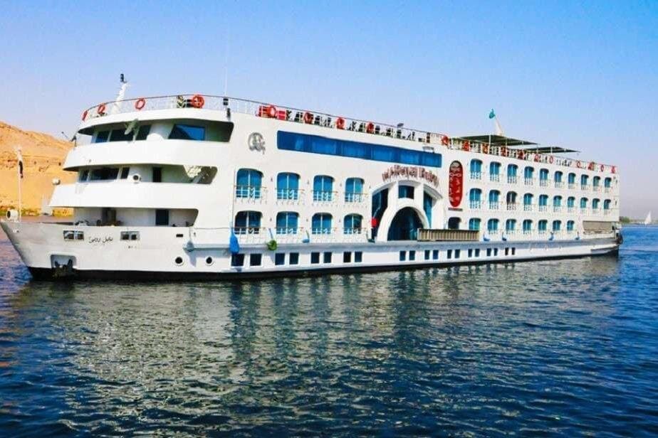 Egypt Luxury Tour : Pyramids to Paradise 10 Days / 9 Nights