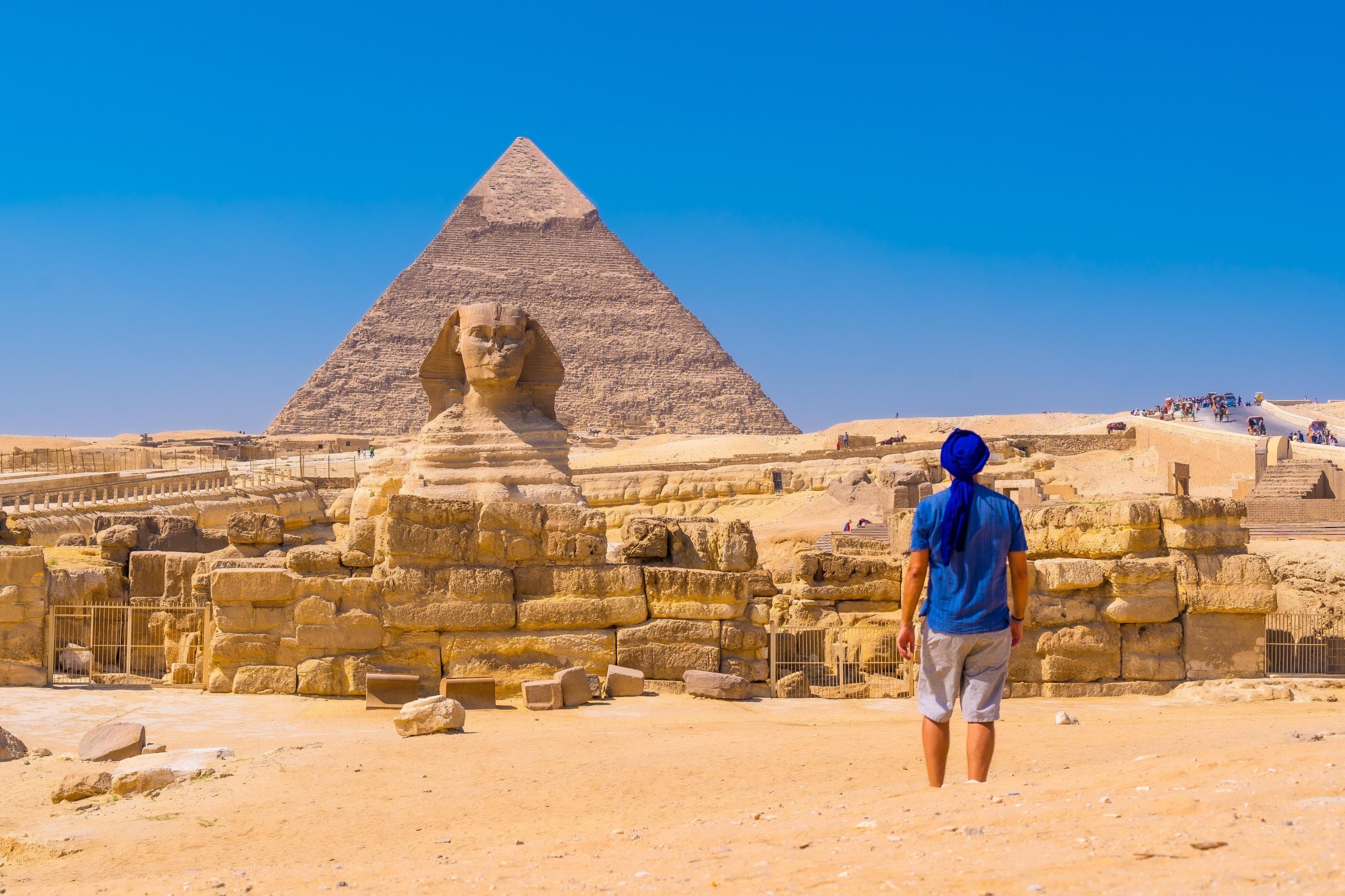 Private Full-Day Tour from Hurghada to Giza pyramids and museum