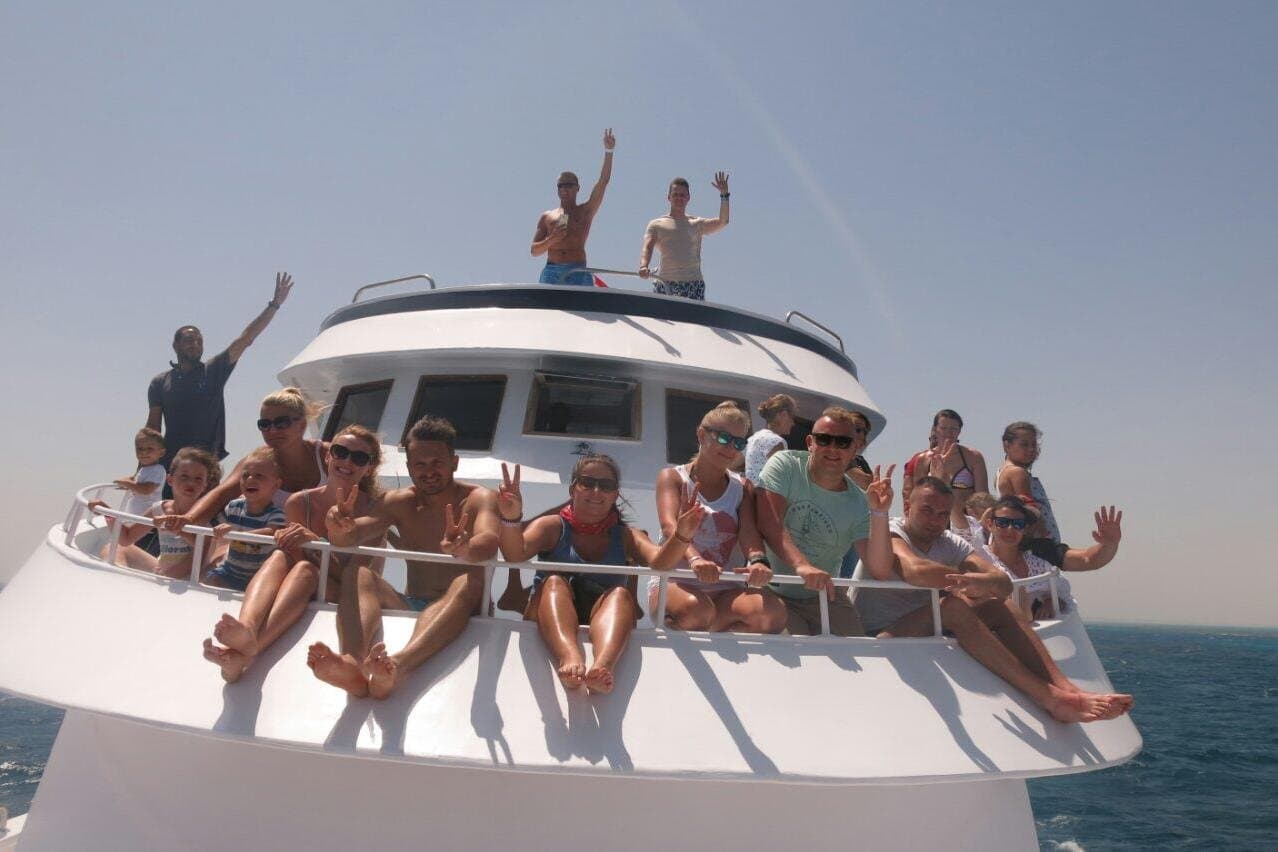 Paradise Island : Full–Day Snorkeling and Island Tour