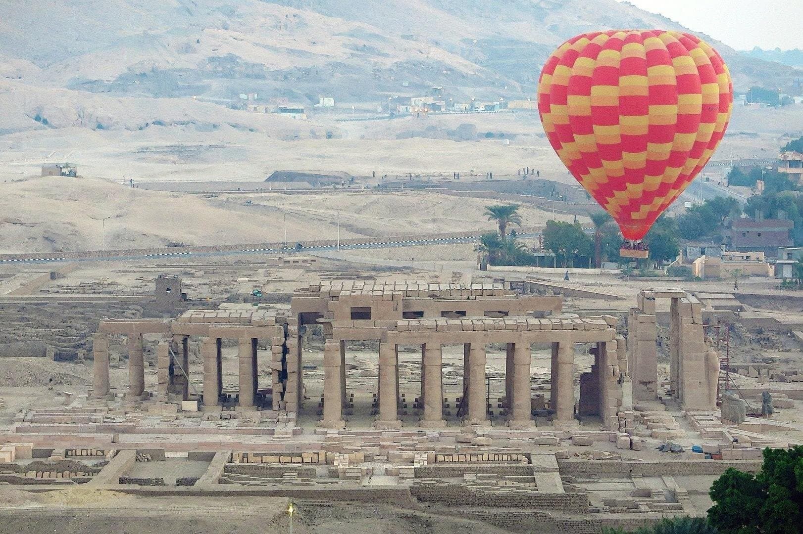 From Luxor: Full day tour with balloon