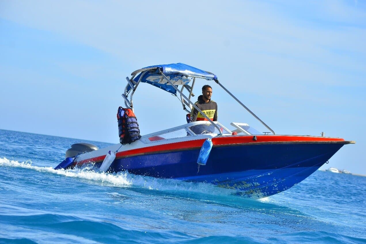 Private Speedboat Dolphin House Trip with Parasailing : Hurghada